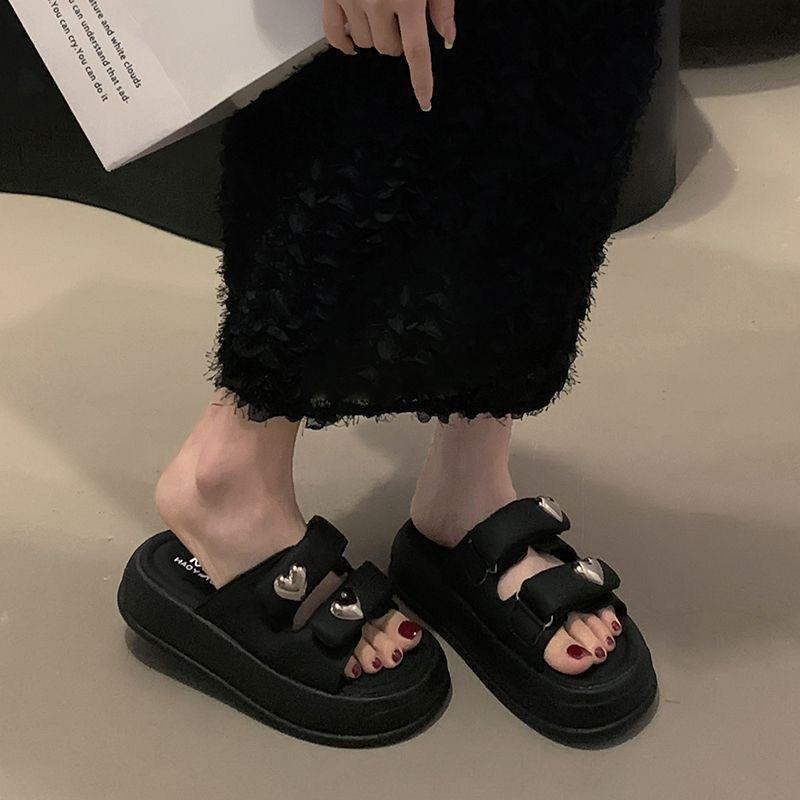 Интернет знаменитости супер огненные тапочки женская летняя одежда 2024 новинка наступание на дерьмо чувство крест толстый низ усиливающий пляж одно слово крутые тапочки