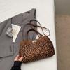 Сумка с леопардовым принтом женская большой вместимости 2025 новая осенне-зимняя нишевого дизайна сумка-мессенджер популярная в инстаграм портативная сумка для поездок на работу