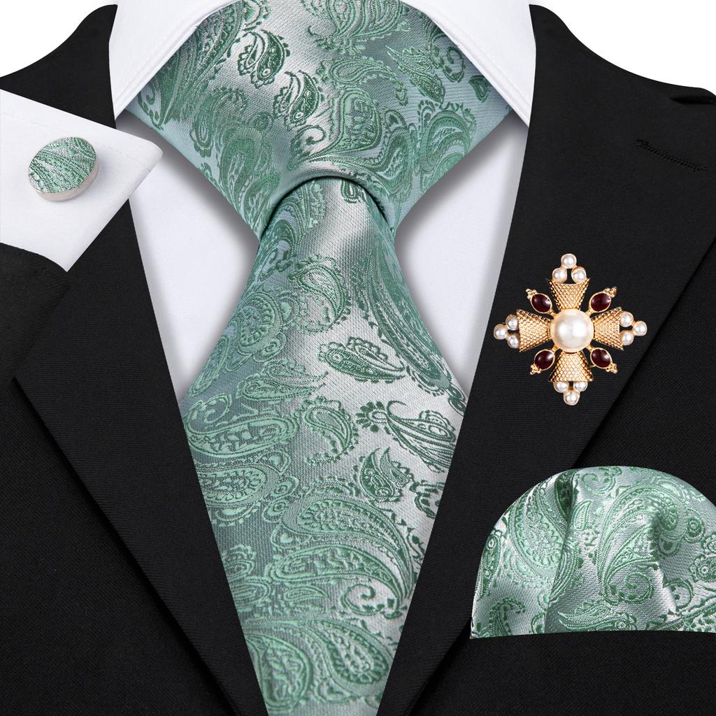 Комплект для мужчин: галстук, брошь и карманный платок