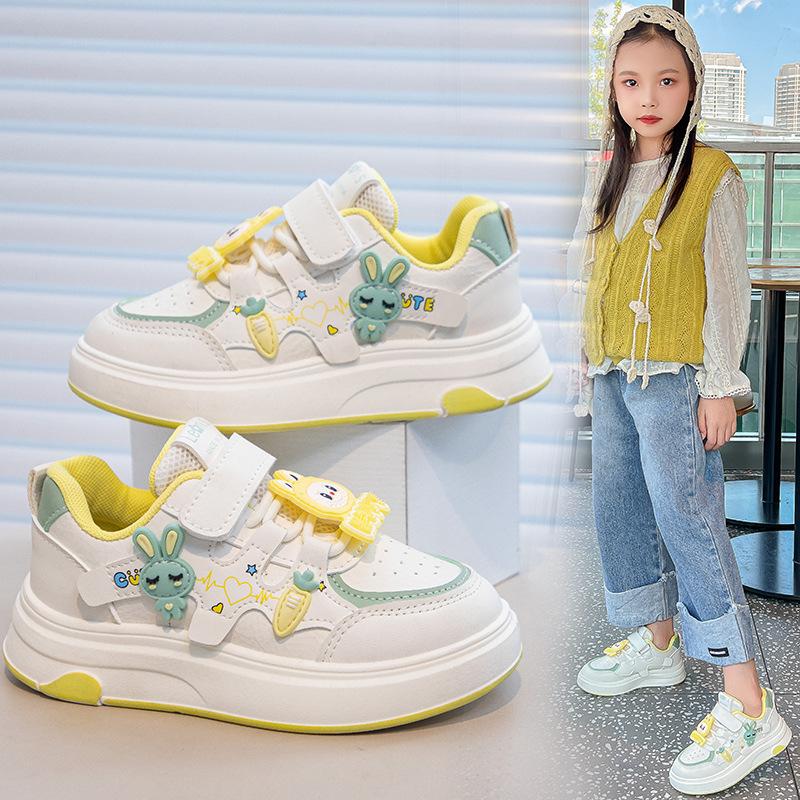 Милые мультяшные кеды для девочек 2025 новая студенческая маленькая белая обувь спортивная обувь для девочек детская модная повседневная обувь