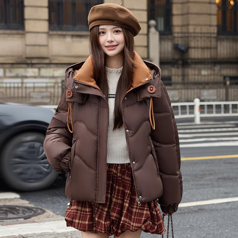 Женская короткая ветрозащитная теплая зимняя куртка с капюшоном и цветным контрастом, рукава реглан