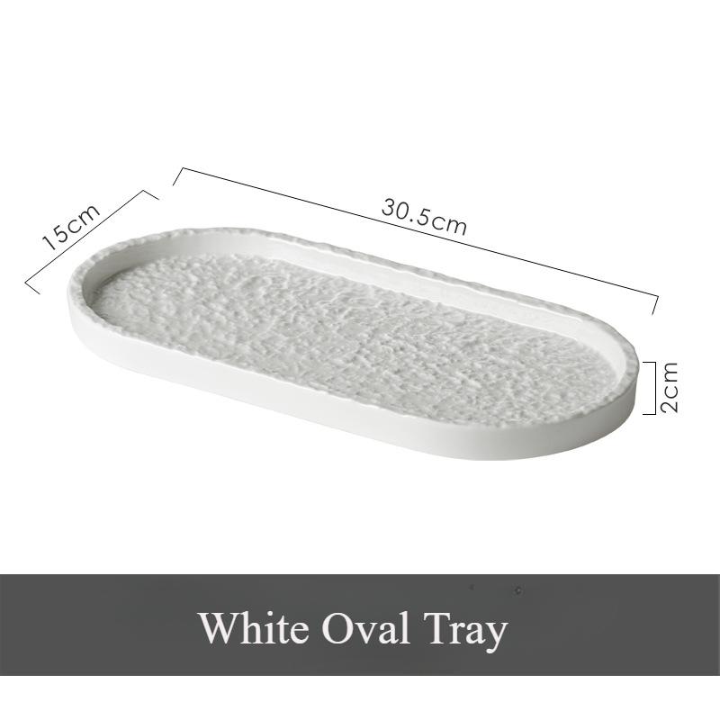 Набор необходимых принадлежностей для ванной комнаты, флаконы для шампуня, стакан для ополаскивателя для полости рта, столешница для ванной комнаты, уборка дома и квартиры