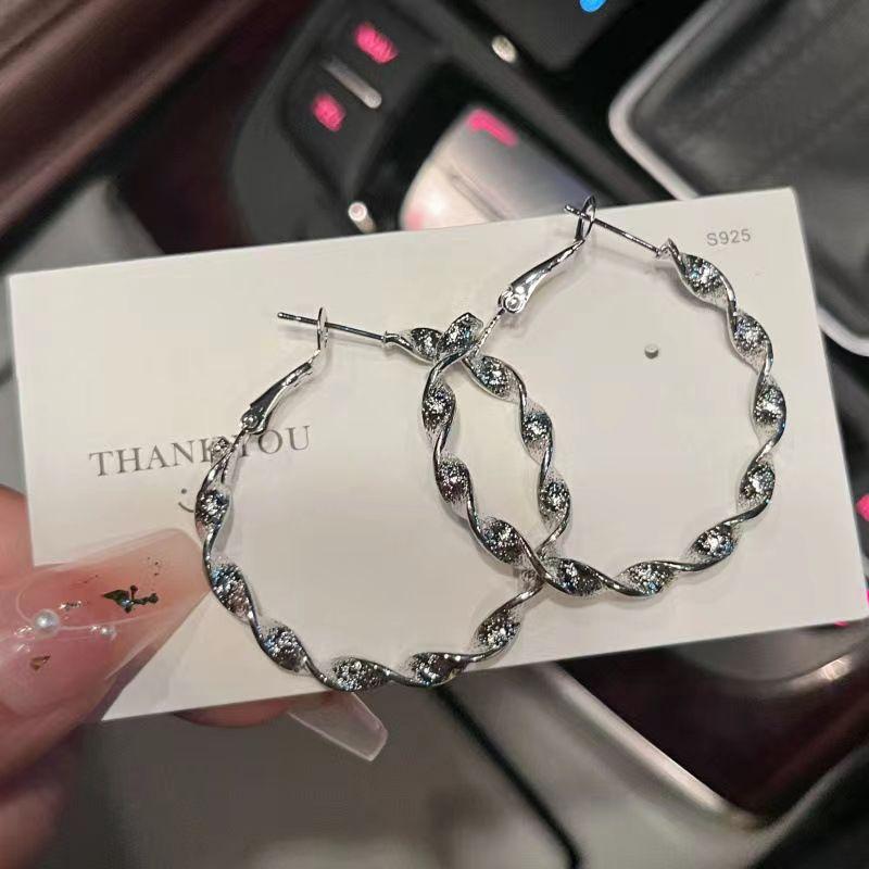 European and American fashion high-end atmospheric earrings trendy cool earrings versatile personalized party big earrings exquisite commuter earrings