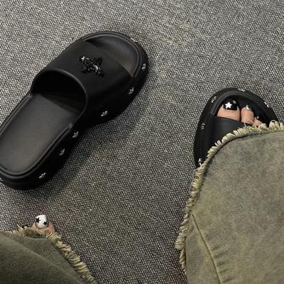 Новый стиль женских кроссовок на толстой подошве, увеличивающих рост. Ленивый человек может носить пляжные тапочки одной ногой.