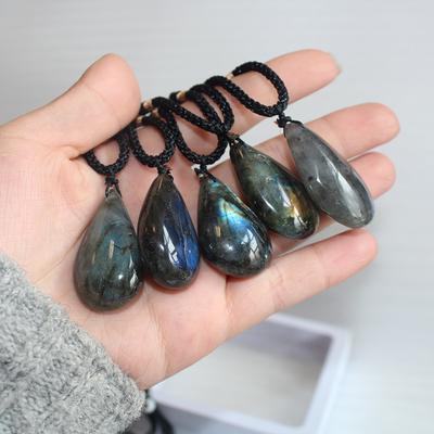 Кулон из лабрадорита на шнурке