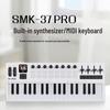 SMK-37PRO — это портативный перезаряжаемый синтезатор/MIDI-клавиатура, идеально подходящий для создания и аранжировки электронной музыки.
