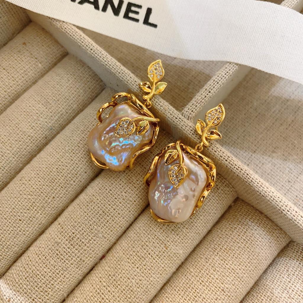 Medieval Baroque Pearl Earrings French Oil Painting Frame Flower Stud Earrings Court Style Light Luxury Retro Literary Earrings