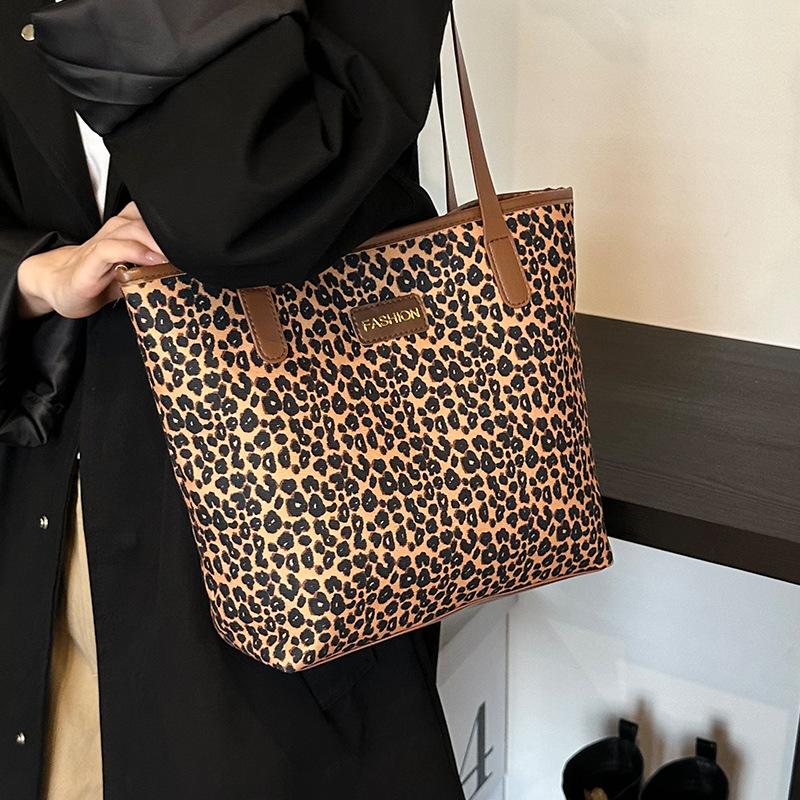 Large Capacity Leopard Print Tote Bag for Women New Autumn and Winter Fashion Shoulder Bag Commuting Retro Hand Armpit Bag