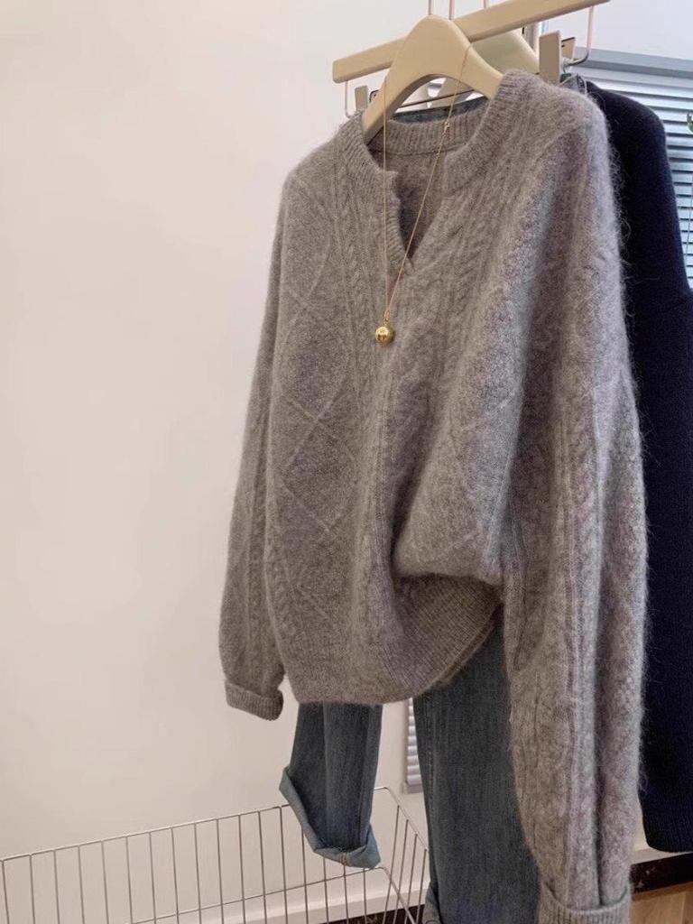 Женский серый свитер крупной вязки с V-образным вырезом из шерсти енота - Весенне-летний стиль