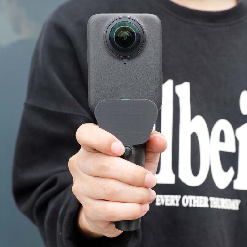 Эргономичный ручной держатель для камеры для 360-градусных панорамных устройств. Безинструментальная защелкивающаяся конструкция. Удобный захват для длительной съемки.