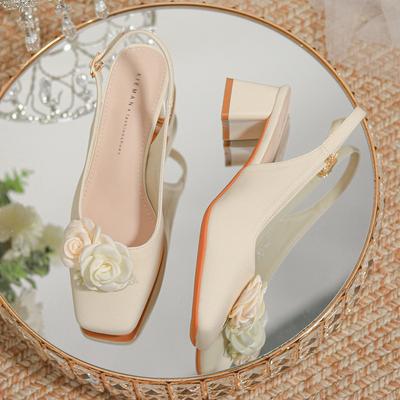 ] Baotou назад пустая квадратная голова носить сандалии женские 2024 весна и лето новые с юбкой цветок высокие каблуки толстый каблук