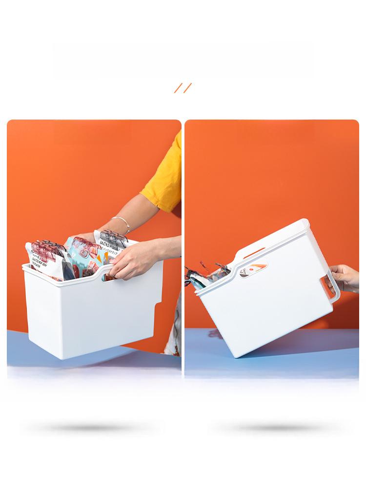 Высокий кухонный шкаф с выдвижной решетчатой корзиной для хранения приправ и круп