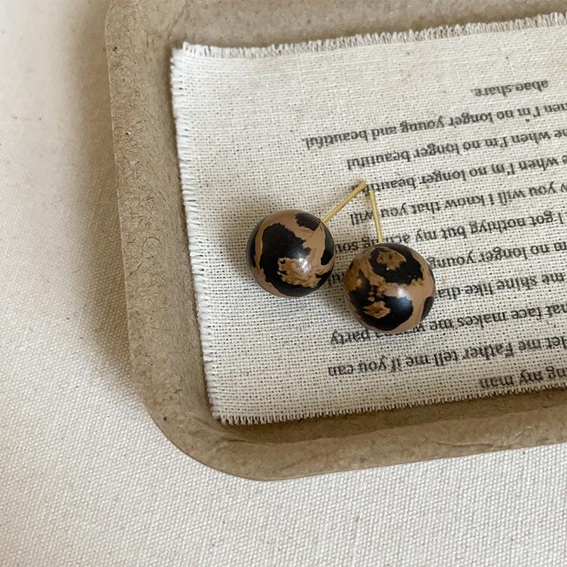 Нишевые высококачественные серьги-гвоздики из смолы с леопардовым принтом, женские осенне-зимние ретро-легкие роскошные модные элегантные универсальные серьги для поездок на работу