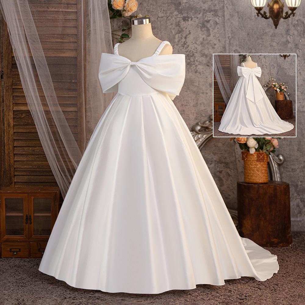 Большое вечернее платье принцессы без рукавов с открытыми плечами и шлейфом