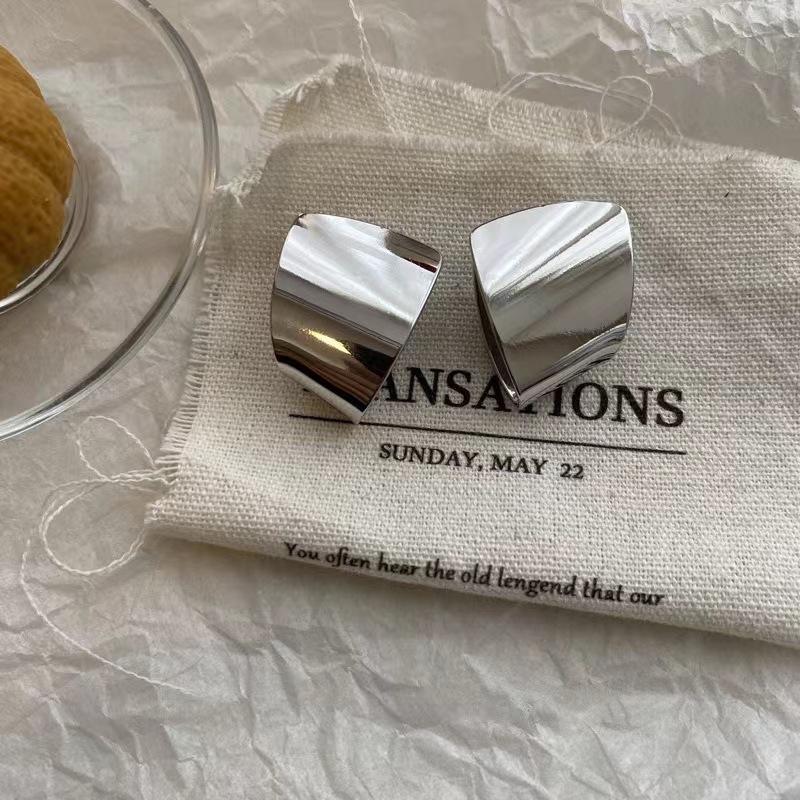 Matte Golden Minimalist Metal Style Glossy Geometric Earrings for Women Fashionable Personalized Daily Accessory Party Jewelry