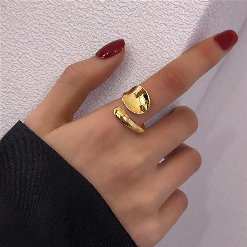 Женское высококачественное металлическое кольцо с мятой текстурой - уникальный дизайн, открытый стиль, легкая роскошь, простой, но элегантный аксессуар для широкого указательного пальца