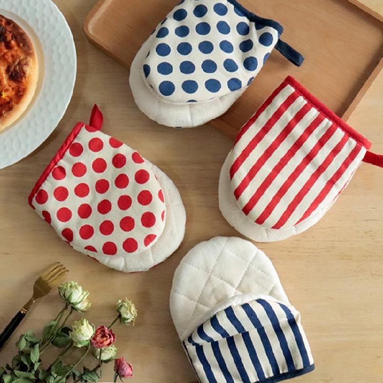 Protective Kitchen Oven Gloves with Dots Charm, Heat and Slip Resistant Oven Mitts for Cooking and Bakings