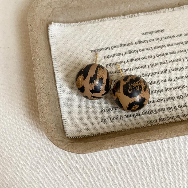 Нишевые высококачественные серьги-гвоздики из смолы с леопардовым принтом, женские осенне-зимние ретро-легкие роскошные модные элегантные универсальные серьги для поездок на работу