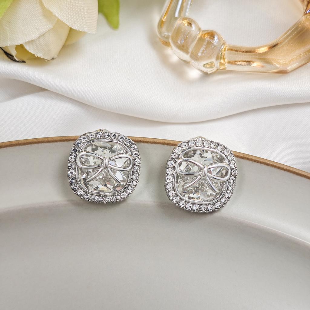 Элегантные серьги квадратной формы с бантиком и цирконием: простой, но нежный дизайн для повседневного шикарного образа