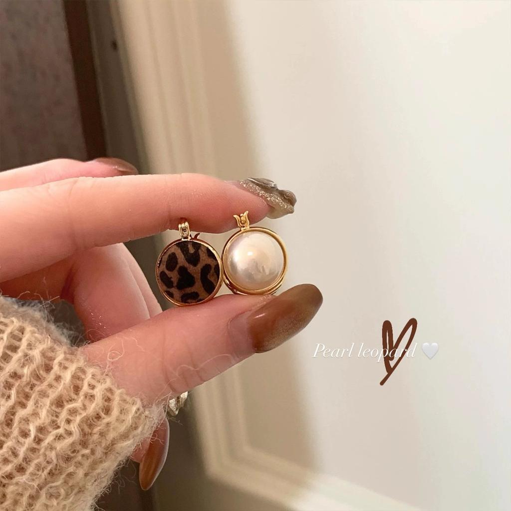 Retro leopard print pearl double-sided earrings for women's light luxury temperament high-end studs, fashionable, unique and beautiful earrings.