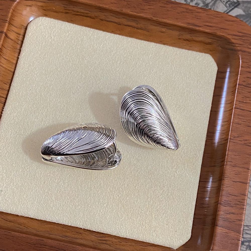 1 пара сережек-гвоздиков с ракушкой и резьбой, Серьги в стиле легкой роскоши, высококлассные нишевые, Серьги с ретро-темпераментом, универсальные