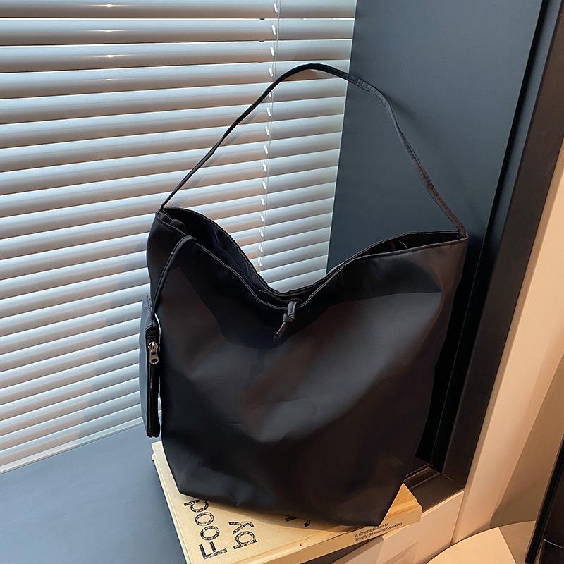 Корейская версия простой нейлоновой тканевой сумки большой вместимости из Дондэмуна 2025 новая ленивая в стиле кэжуал универсальная плечевая сумка-тоут