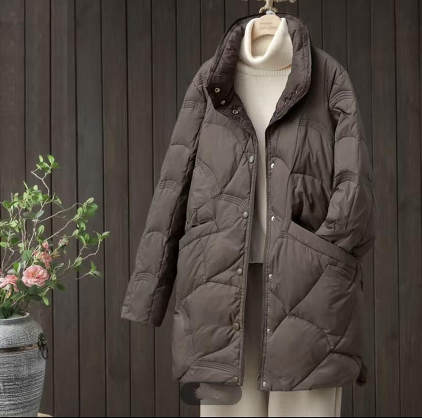 Женская легкая куртка-пуховик на осень и зиму в стиле ретро