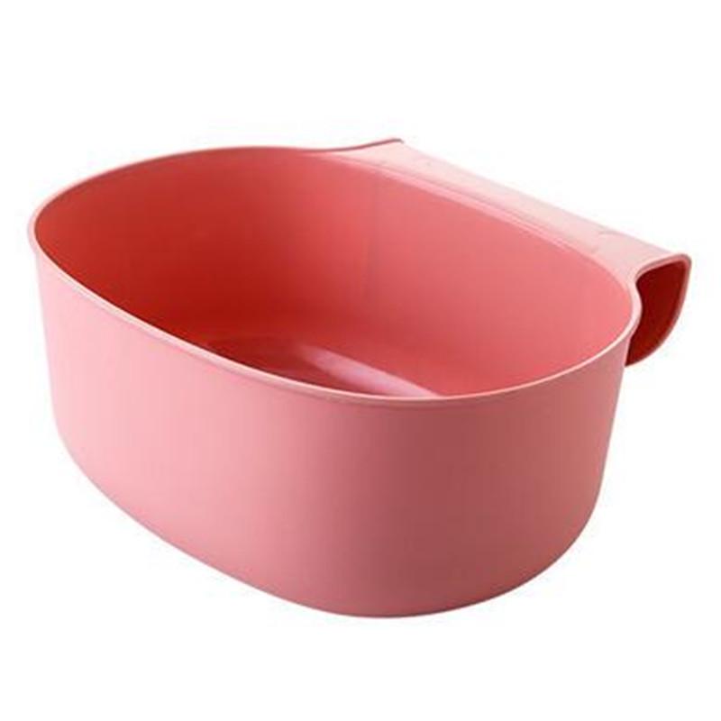 На двери кухонного шкафа висит большой мусорный бак, европейский пластиковый ящик для хранения без крышки