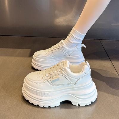 Маффины на толстой подошве, увеличивающие рост, кожаные маленькие белые туфли, женские осенние новые универсальные легкие спортивные и повседневные кеды на шнуровке