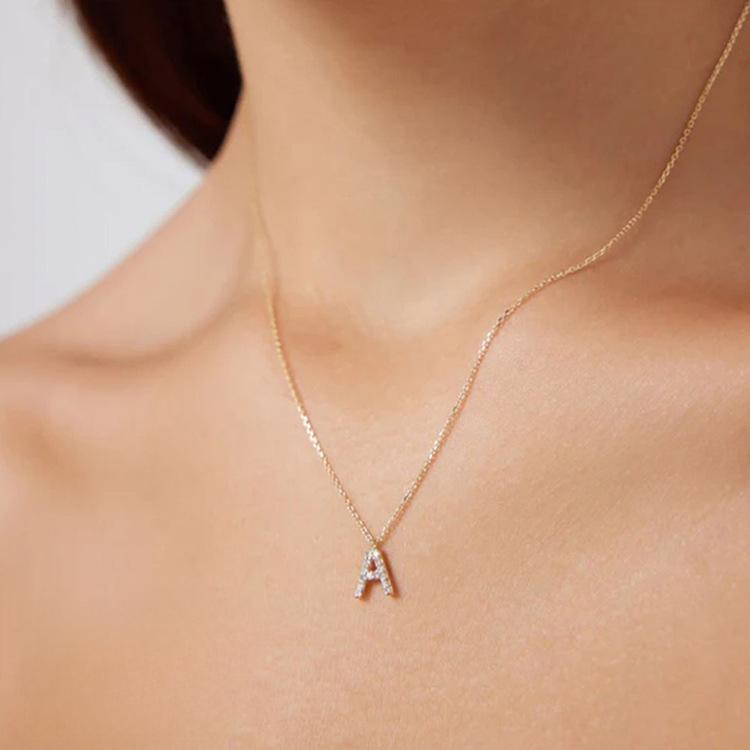 EManco Ожерелье с подвеской в виде буквы из нержавеющей стали с покрытием из 14-каратного золота и бриллиантами - европейский и американский стиль, цепочка на ключицу