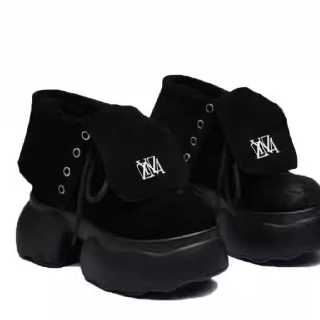 Черные ботинки Мартин женские 2025 осень новые на толстой подошве британские локомотивные короткие ботинки на высоком каблуке толстой подошве с внутренней танкеткой женские ботинки