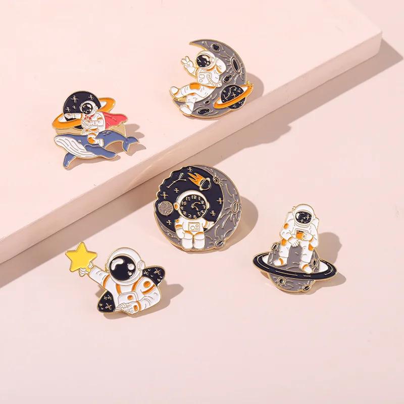Эмалированные значки космонавта Планета Ракета Кит Звезда Луна Галактика Кофе Металлические броши Значки Значки Наколка Подарок для любителя космоса