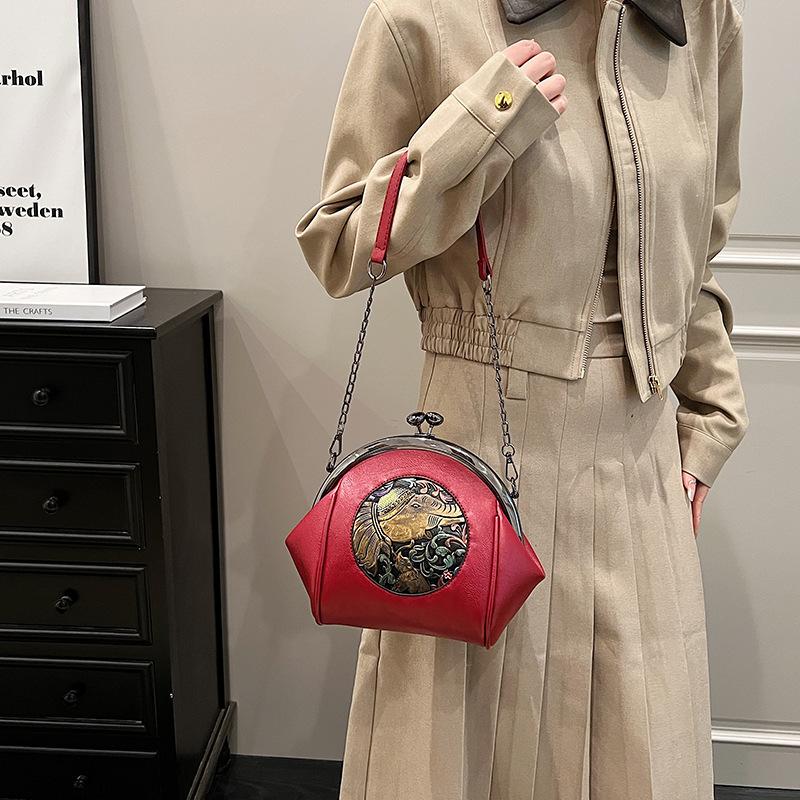 Маленькая женская сумка 2024 года, новая модная сумка с цепочкой и клипсой, вышитая сумка-ракушка, универсальная сумка на одно плечо с косым креплением