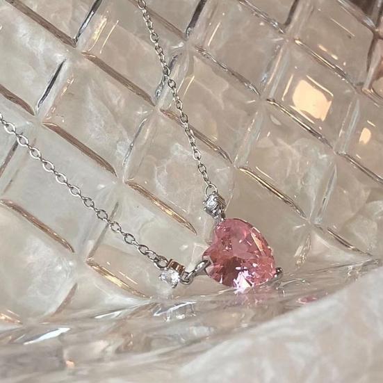 Women Necklace Elegant Temperament Hypoallergenic Gift Fashion Jewelry Shiny Faux Crystal Heart Pendant Ladies Clavicle Necklace for Dating