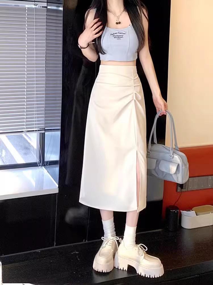 Женская высококачественная черная юбка с разрезом — средняя длина, высокая талия, облегающий крой на весну и осень 2024 г.