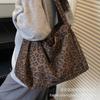 Сумка с леопардовым принтом женская большой вместимости 2025 новая осенне-зимняя повседневная на плечо подмышку универсальная рабочая сумка-тоут для поездок