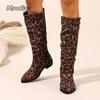 Модные Сексуальные Леопардовые Замшевые Сапоги до Колена Женские 2025 Осень Острый Носок Средний Каблук Натягивающиеся Длинные Сапоги Модный Дизайн Мягкие Плиссированные Сапоги