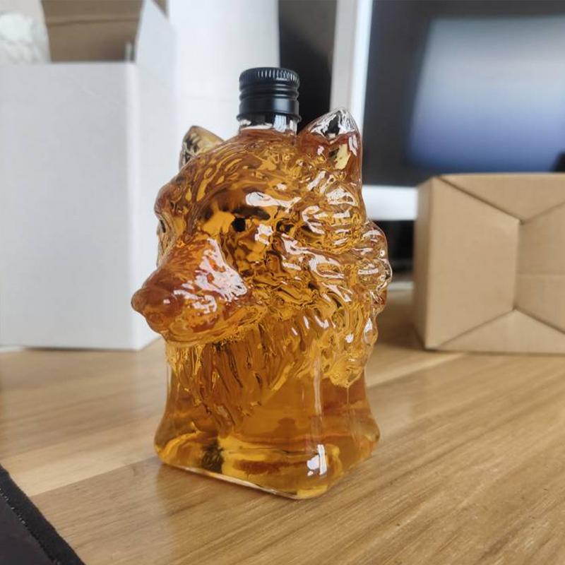 Whiskey Bottle Wolf Sculpture Wine Cup Aesthetic Collectible Wolf Themed Glass Bottle for Cocktail Whiskey Travel Kitchen Bar