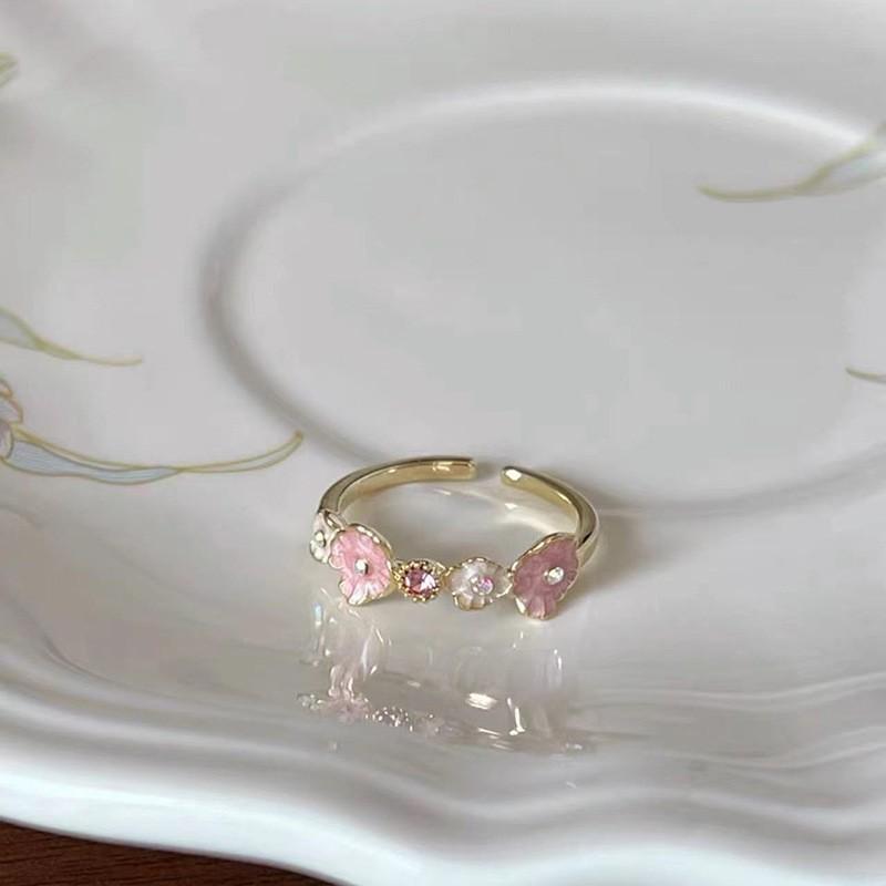 Trendy S925 Pure Silver Ring With Beautiful Pearl Floral Detailing For Women