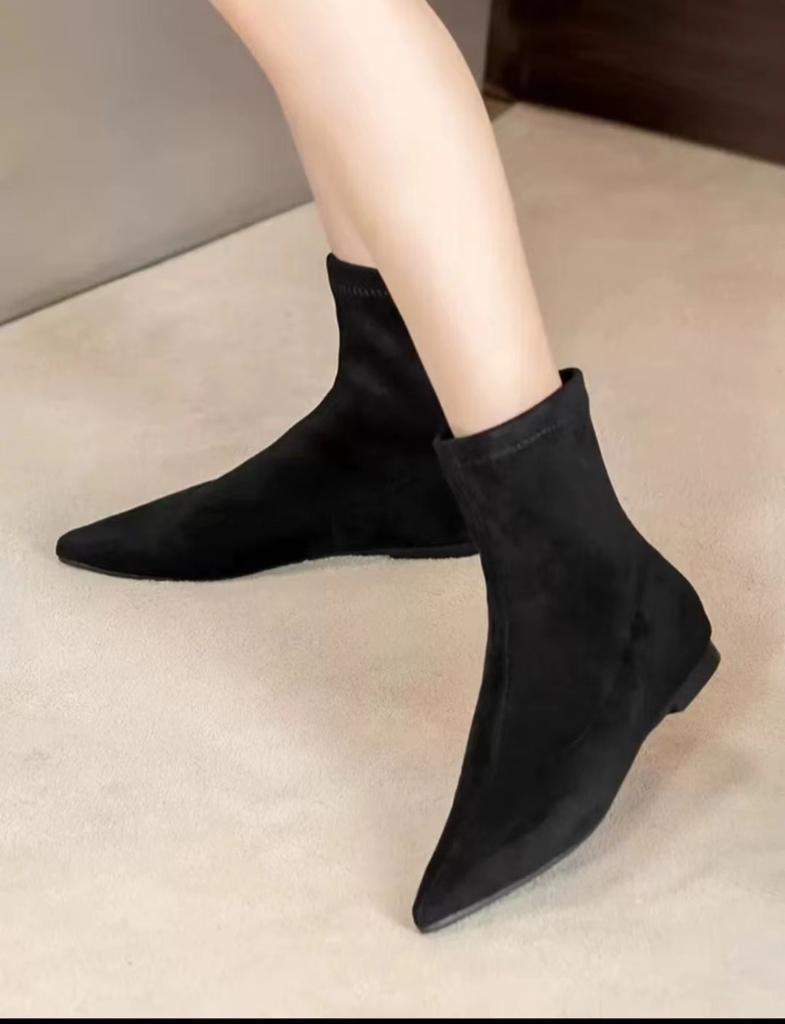 Мода 2024 Женские Классические Черные Ботильоны из Флока Обувь Острый Носок Низкий Каблук Большой Размер 42 Короткие Ботинки Женские Удобные Туфли