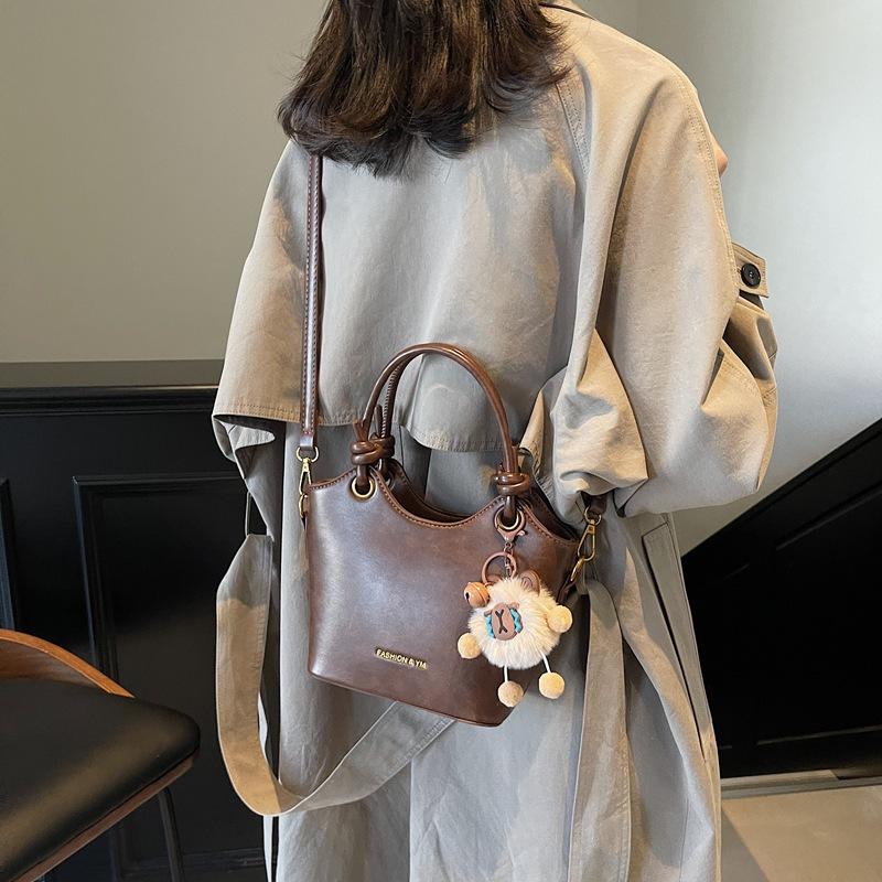 Retro Fashion Casual Bucket Bag 2025 Winter New Trendy Shoulder Bag Commuter Premium Messenger Bag