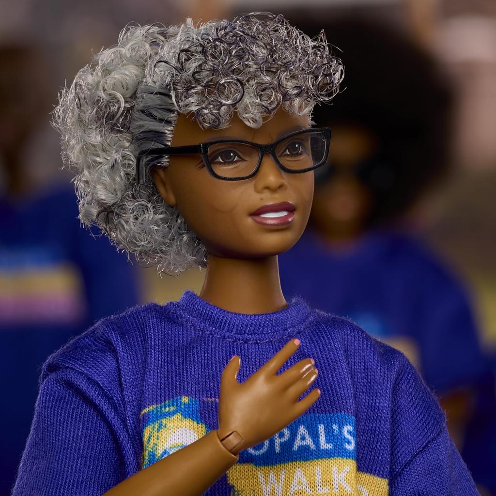 barbie Вдохновляющие женщины Опал Ли Барби Вдохновляющие женщины Фирменная Черная Кукольный домик для ролевых игр Возраст 6+ - Игра в переодевание, (JJX60)