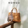 Женская кожаная сумка HONGGU в стиле Lady Dior с шарфом.