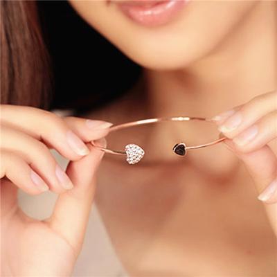 Элегантный женский браслет с сердечками