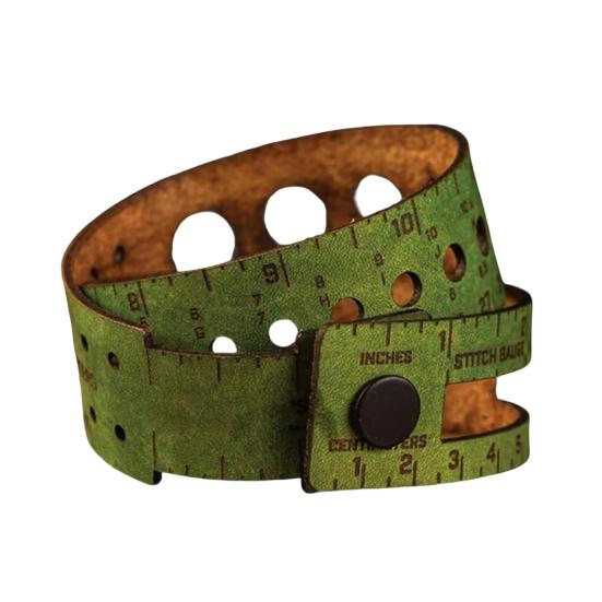 Кожаный измерительный инструмент 7-в-1 Многофункциональная 18-дюймовая линейка на запястье с калибром стежка, тестером пряжи, хранилищем маркеров стежка, портативная измерительная линейка, подарок