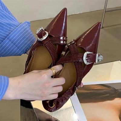 Модные туфли на плоской подошве из мягкой кожи с острым носком для женщин, сексуальные металлические пряжки на ремне с перекрестными ремешками, заклепки, туфли-мюли на танкетке, элегантные балетки