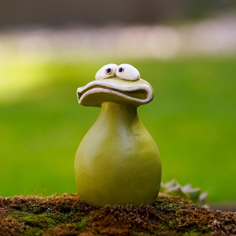 Frogs Figurines Resin Animal Garden Statues Funny Frogs Sculptures for Home Desk Decoration Funny Frogs Sculpture