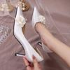 Французские камелии белые атласные туфли на каблуках женские тонкие каблуки 2024 новые простые универсальные туфли для банкета с острым носком осеннее время