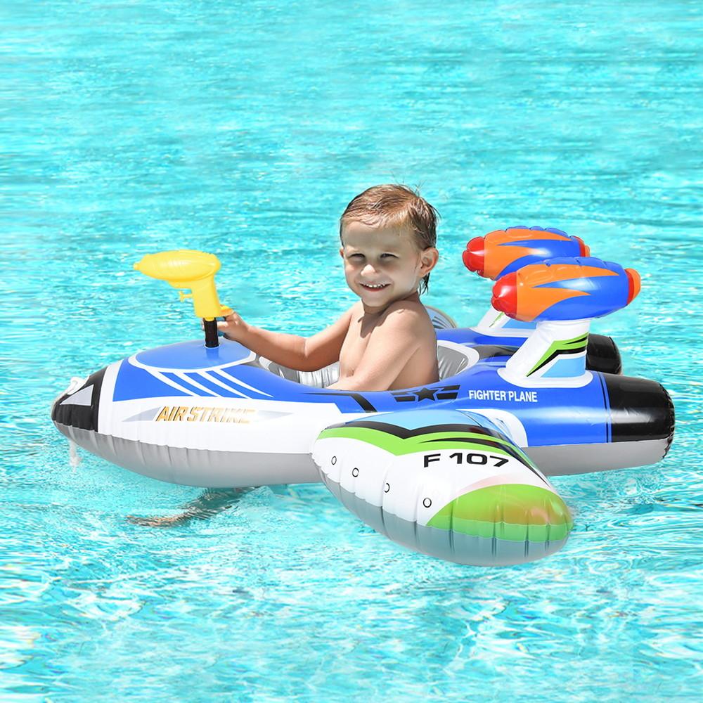 Надувной мультяшный самолет, надувные плавательные круги. Шезлонг в летних забавных надувных кругах для плавания.