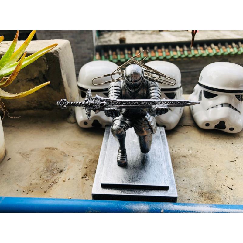 Лидер продаж, держатель для ручек в стиле рыцаря с мечом 15*10*15 см, канцелярские принадлежности для доспехов рыцаря, средневековый тематический декор из смолы для офиса